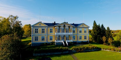 Reisemobilstellplatz - Wohnwagen erlaubt - Hauptgebäude mit Rezeption für den Campingplatz und das Hotel. - Filipsborgs Herrgård (Filipsborg Herrenhaus)
