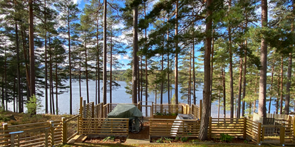 Reisemobilstellplatz - Art des Stellplatz: vor Campingplatz - Schweden - Wunderschöner Naturcampingplatz mit Blick auf Kiefern und Wasser - Strömsnäs Naturcamping