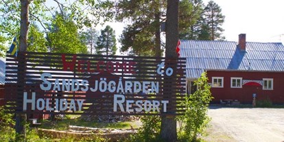 Motorhome parking space - Sauna - Northern Sweden - Einfahrt Sandsjögården - Sandsjögården Camping & Lodge