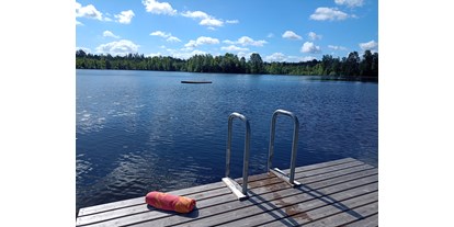 Reisemobilstellplatz - Bademöglichkeit für Hunde - Südschweden - Schimmplatform am See. Der See hat durchfliesendes wasser - Abrahams Camp