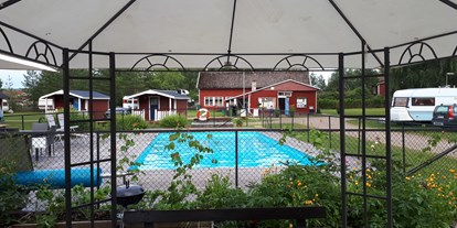 Motorhome parking space - Entsorgung Toilettenkassette - Sweden - Grillpavillon und der Pool.  Im Hintergrund das Servicegebäude. - Camping 45