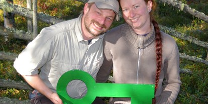 Reisemobilstellplatz - Vitsand - Die Betreiber Frank und Dorothee mit dem GreenKey (Umweltauszeichnung) - Camping 45