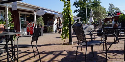 Reisemobilstellplatz - Älmeboda - Aussenbereich Bistro und Restaurang - Tingsryd Resort