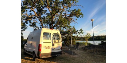 Reisemobilstellplatz - Stromanschluss - Kalmar - Campingplatz mit Schatten besorgen unsere Eichenbäume. - Blankaholm NaturCamping