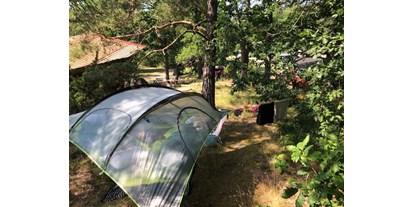 Reisemobilstellplatz - Umgebungsschwerpunkt: Fluss - Schweden - Möchte man sein Luftzelt aufspannen, gibt es hier Gelegenheiten. - Blankaholm NaturCamping