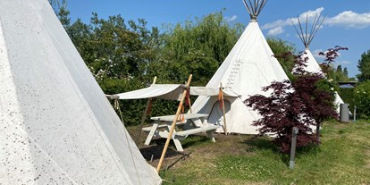 Reisemobilstellplatz - Art des Stellplatz: bei Gewässer - Burgenland - Tipis - Storchencamp Camping