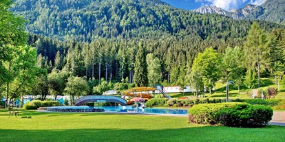 Reisemobilstellplatz - Frischwasserversorgung - Österreich - Wunderbare Aussicht von der Liegewiese
 - Camping am Waldbad