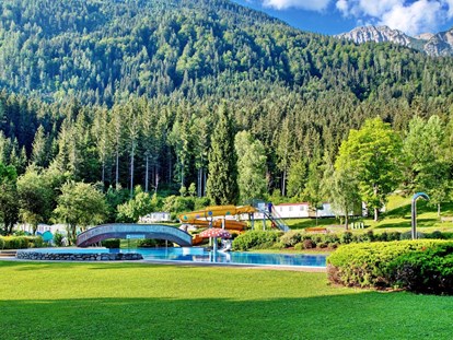 Reisemobilstellplatz - Umgebungsschwerpunkt: am Land - Österreich - Wunderbare Aussicht von der Liegewiese
 - Camping am Waldbad
