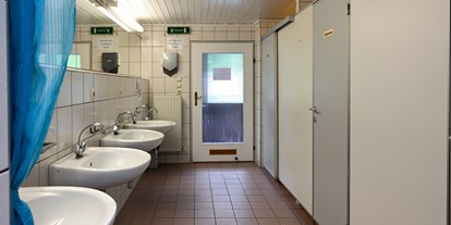 Reisemobilstellplatz - Umgebungsschwerpunkt: Stadt - Österreich - Herren Toiletten - Camping Riffler