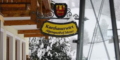 Reisemobilstellplatz - Umgebungsschwerpunkt: Berg - Österreich - Hauseingang im Winter - Alpengasthaus Moser