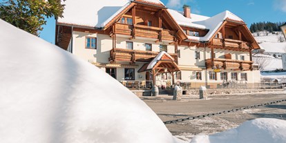 Reisemobilstellplatz - Wintercamping - Österreich - Haus mit Schnee - Alpengasthaus Moser