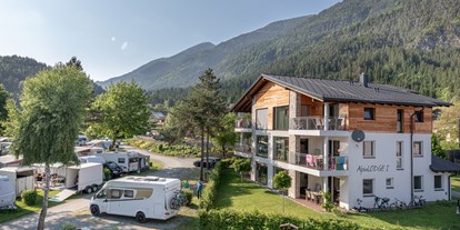 Reisemobilstellplatz - Wohnwagen erlaubt - Schwaig (Baldramsdorf) - AlpinLodge und Camping im Sommer - EuroParcs Hermagor · Nassfeld