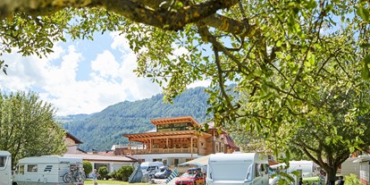 Reisemobilstellplatz - öffentliche Verkehrsmittel - Tirol - Camping Dreiländereck Tirol, Blockhütten & Apartments