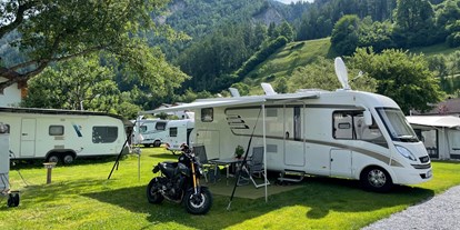 Motorhome parking space - Ried im Oberinntal - Camping Dreiländereck Tirol, Blockhütten & Apartments
