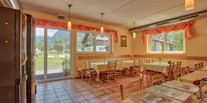 Reisemobilstellplatz - Alpenregion Bludenz - Aufenthaltsraum mit Getränkeautomaten und Flat-TV - Walch's Camping & Landhaus