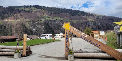 Reisemobilstellplatz - öffentliche Verkehrsmittel - Graubünden - Eingang zum Campingplatz - Camping - Stellplatz Fideris