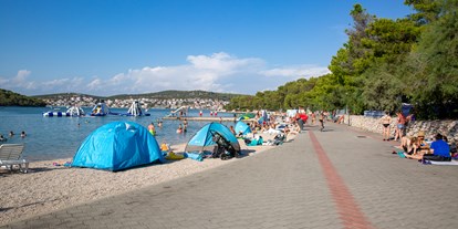 Reisemobilstellplatz - Umgebungsschwerpunkt: Meer - Šibenik - strand - Camping Jezera Lovišća Village