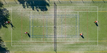 Motorhome parking space - Art des Stellplatz: ausgewiesener Parkplatz - Dalmatia - Tennis platz - Camping Jezera Lovišća Village