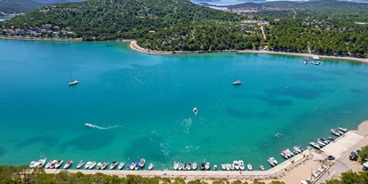 Motorhome parking space - Duschen - Dalmatia - marina mit slip - Camping Jezera Lovišća Village