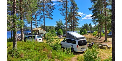 Motorhome parking space - Wohnwagen erlaubt - Vest-Agder - Das Feld unten am Strand, wo Sie stehen können, wo Sie wollen - Kilefjorden Camping