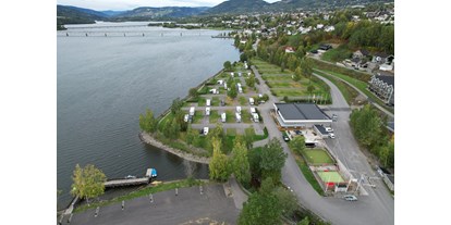 Reisemobilstellplatz - Art des Stellplatz: ausgewiesener Parkplatz - Norwegen - Nördlicher Teil des Campingplatzes von oben gesehen - Lillehammer Camping