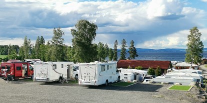 Motorhome parking space - Umgebungsschwerpunkt: am Land - Norway - The Panorama - level pitches with artificial grass - Evjua Strandpark