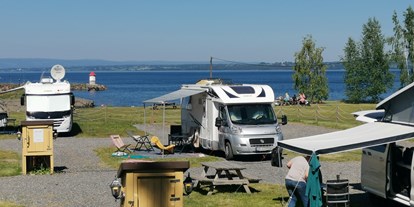 Reisemobilstellplatz - öffentliche Verkehrsmittel - Norwegen - The Beachflats - near the water and a large lawn for relaxing and playing - Evjua Strandpark