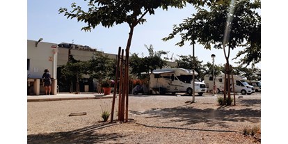 Motorhome parking space - Tennis - Spain - Nomadic Valencia Camping Car