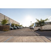 RV parking space - Eingang zur Parzellenfläche - Nomadic Valencia Camping Car