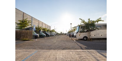 Reisemobilstellplatz - öffentliche Verkehrsmittel - Spanien - Eingang zur Parzellenfläche - Nomadic Valencia Camping Car