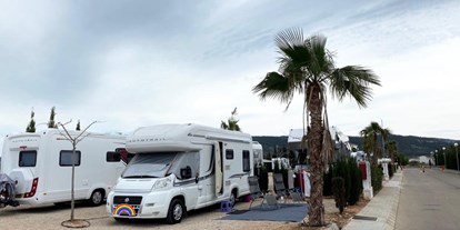 Motorhome parking space - Wintercamping - Spain - ... auch für unsere preisbewussten Camper bieten wir Stellplätze an. - Los Olivos de Xivert CampingNatura Park