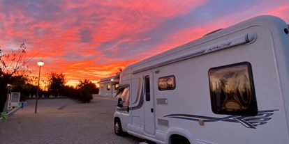 Motorhome parking space - Alcossebre - ... wunderschöne Sonnenuntergänge. - Los Olivos de Xivert CampingNatura Park
