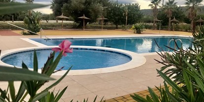 Motorhome parking space - Grauwasserentsorgung - Costa del Azahar - ... im Sommer ist unser Pool für Sie geöffnet. - Los Olivos de Xivert CampingNatura Park