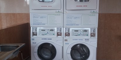 Reisemobilstellplatz - Spanien - ... gegen Gebühr stehen in Waschmaschinen und Trockner zur Verfügung. - Los Olivos de Xivert CampingNatura Park