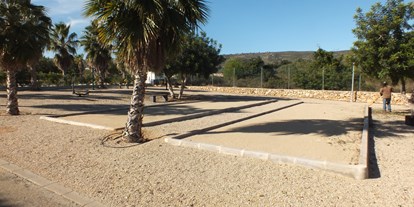 Reisemobilstellplatz - Spielplatz - Comunidad Valenciana - ... in unseren Außenanlagen können Sie sich beim Boccia spielen Vergnügen. - Los Olivos de Xivert CampingNatura Park