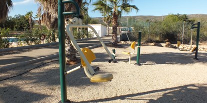 Reisemobilstellplatz - Calig/Castellon - ... Fitnessgeräte stehen Ihnen im außenbereich zur Verfügung. - Los Olivos de Xivert CampingNatura Park