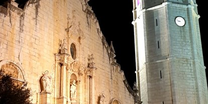 Motorhome parking space - Umgebungsschwerpunkt: Stadt - Comunidad Valenciana - ... sehenswert, die Kirche von Alcala de Xivert, auch bei Nacht.  - Los Olivos de Xivert CampingNatura Park