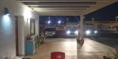 Motorhome parking space - Umgebungsschwerpunkt: am Land - Andalusia - Sala descanso exterior - Camper Área Cabo de Gata