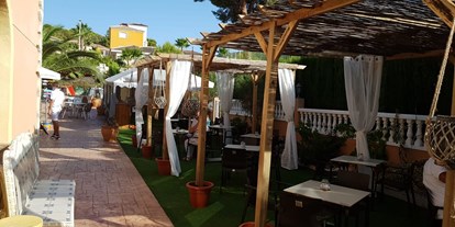Reisemobilstellplatz - Salinas (Kastilien-La Mancha) - Sommerterrasse - Parking Restaurant Finca La Montañosa
