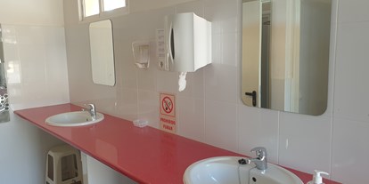 Motorhome parking space - Comunidad Valenciana - Damen, Herren und behindertengerechte Toiletten und Duschen. - Orange Grove Camper Park