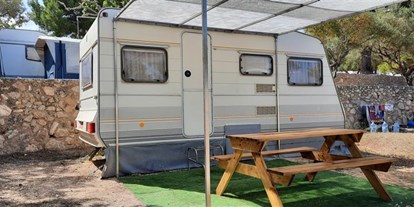 Motorhome parking space - WLAN: nur um die Rezeption vorhanden - Spain - Camping Cala d'Oques