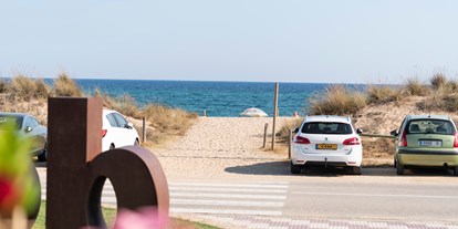 Motorhome parking space - Surfen - Spain - Campingplatz am Strand gelegen - Camping del Mar