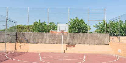 Motorhome parking space - SUP Möglichkeit - Costa del Maresme - Basketball Platz - Camping del Mar