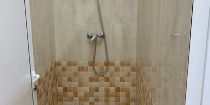 Reisemobilstellplatz - Entsorgung Toilettenkassette - Costa de Almería - showers  - savannah park resort