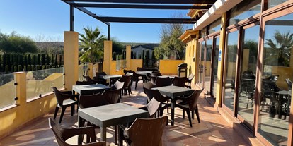 Motorhome parking space - Tennis - Spain - outdoor seating and wifi zone - savannah park resort