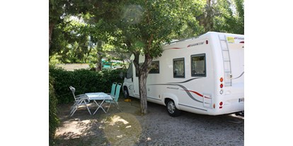Reisemobilstellplatz - öffentliche Verkehrsmittel - Comunidad Valenciana - Typischer, schattiger Stellplatz - Camping San Vicente
