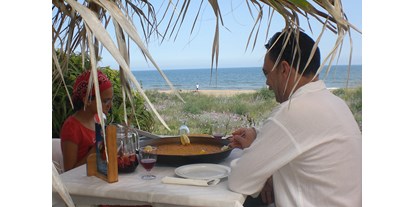 Reisemobilstellplatz - öffentliche Verkehrsmittel - Costa del Azahar - Paella in unserem Restaurant am Meer - Camping San Vicente