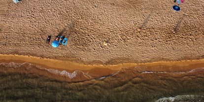 Motorhome parking space - Umgebungsschwerpunkt: Meer - Sicily - Spiaggia di sabbia dorata - Camping Flintstones Park