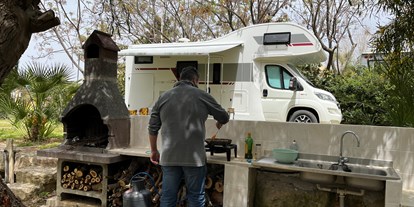 Motorhome parking space - Stromanschluss - Sicily - Barbecue - Camping Flintstones Park