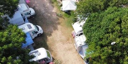 Reisemobilstellplatz - Art des Stellplatz: bei Gewässer - Italien - Area camper vista aerea - Camping Flintstones Park